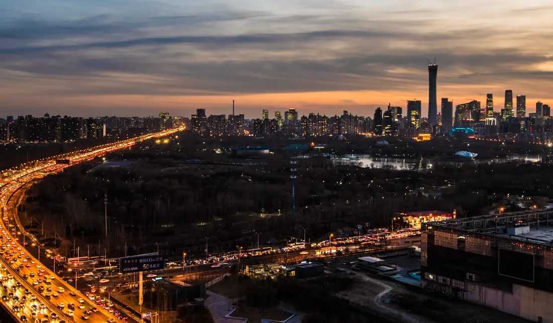 Panorama Pekingu podél severovýchodního okruhu za soumraku